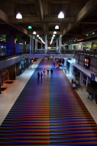 Cromointerferencia de color aditivo - Carlos Cruz Diez, Aeropuerto Internacional de Maiquetía Simón Bolívar (CCS, Vzla).